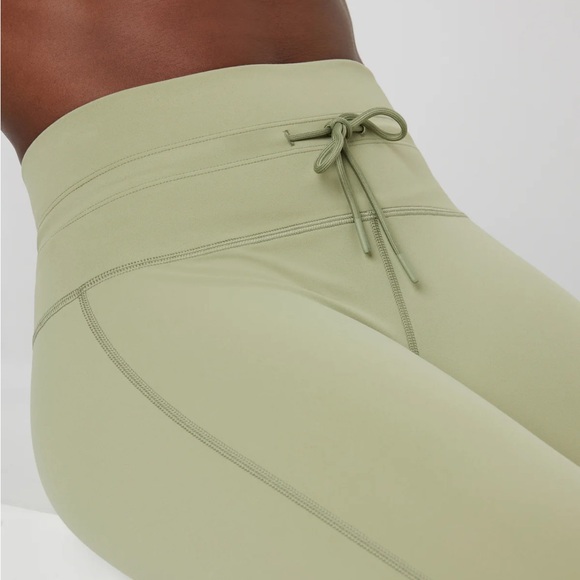 Vuori • Daily Leggings in Sprout - Picture 2 of 9